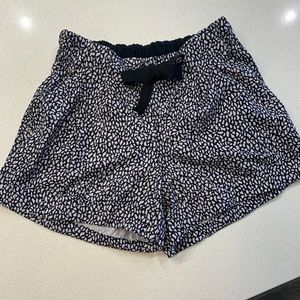 Lululemon on the fly shorts black & white!